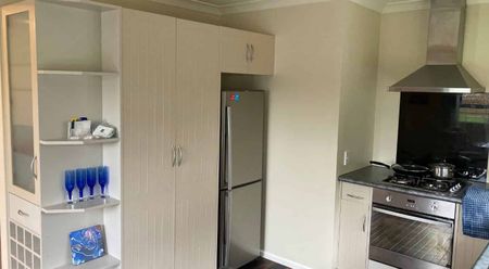 Modern 3-Bedroom Home with Ensuite & Large Garage - Photo 3