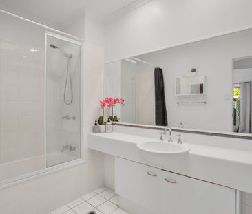 Gorgeous 3-Bedroom Townhouse with Private Courtyard - Photo 2