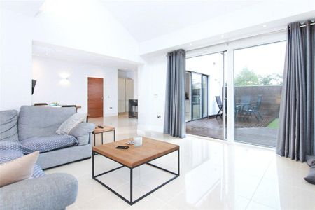 4 bedroom terraced house to rent - Photo 2