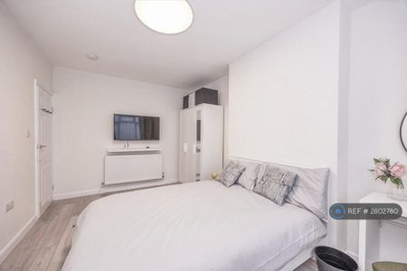 1 bedroom in a flat share to rent - Photo 2