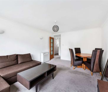 One bedroom apartment with a spacious living room, and a modern en ... - Photo 1