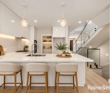 STUNNING 4-BEDROOM FAMILY HOME WITH LUXURY ALFRESCO ENTERTAINING - Photo 4