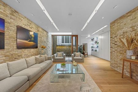 3 bedroom mews to rent - Photo 2