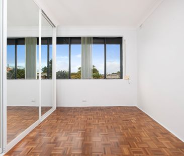 Bright & Updated Two Bedroom Apartment - Photo 2