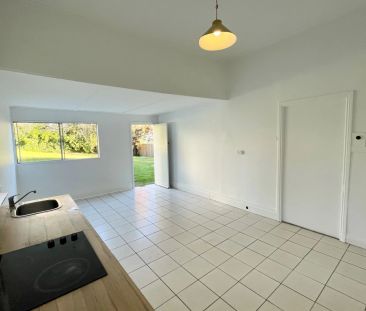 Centrally Located One Bedroom Flat! - Photo 3