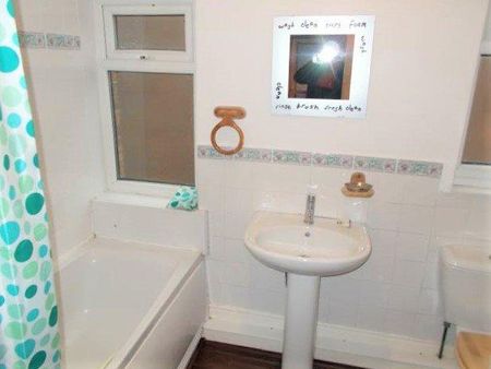 3 bedroom flat to rent - Photo 4