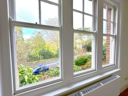 A 2 Bedroom Ground Floor Flat Instruction to Let in Hastings - Photo 2