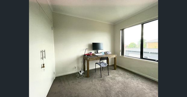 Elegant Three Bedroom Townhouse - Photo 1