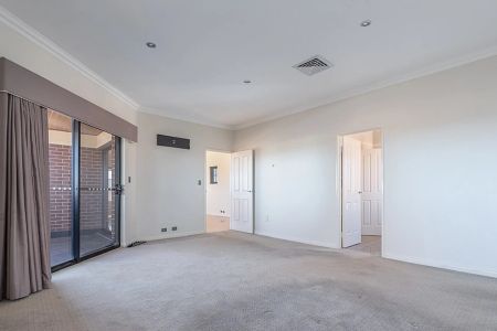 Magnificent 2-Storey Home - An Entertainer's Dream! - Photo 5