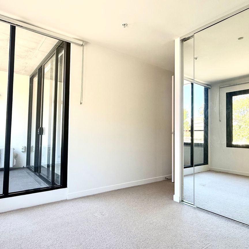 Stylish 2 Bedrooms 2 Bathrooms Apartment in North Melbourne with Carpark - Photo 1