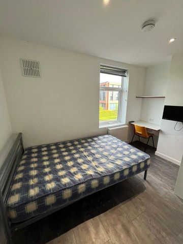 4 bedroom flat to rent - Photo 3