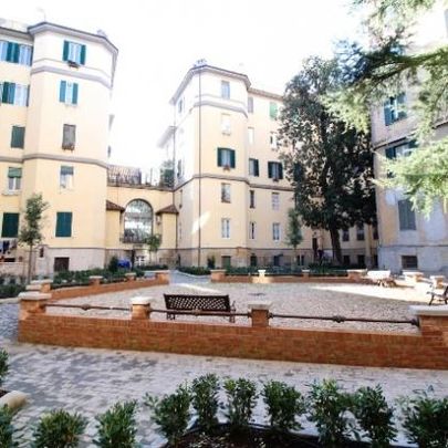 Center-Flaminio: Modern, completely new, fully furnished 2 Bedroom, 2 baths, living room, custom kitchen situated in beautiful Palazzo d'Epoca with doorman and elevator. Bright, silent, parquet floors throughout, air conditioning, pleasant views. - Foto 1