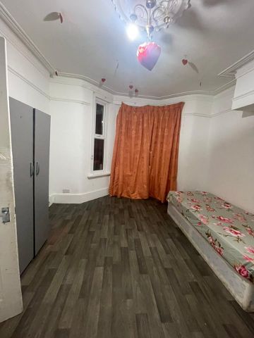 4 Bed Semi-Detached House, Coleridge Avenue, E12 - Photo 3