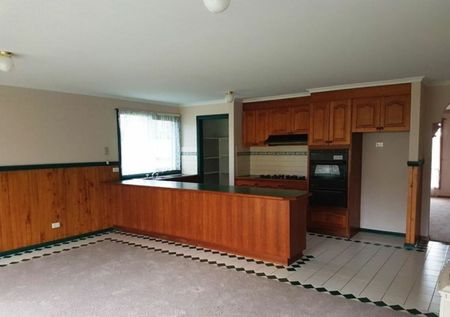 THREE BEDROOM FAMILY HOME - Photo 4