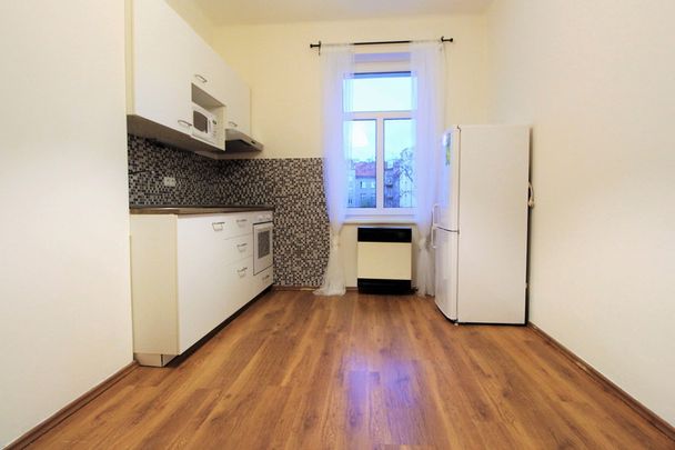 Pronájem bytu 1+1 v ulici Na sypkém, Praha 8, částečně zařízený, dobrý stav - Fotografie 1