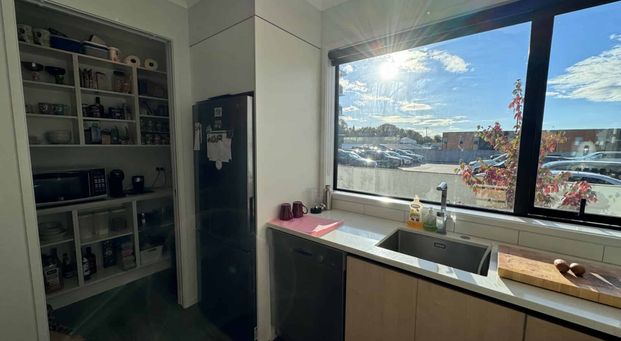 Modern 3-Bedroom Apartment in the Heart of the City - Photo 1