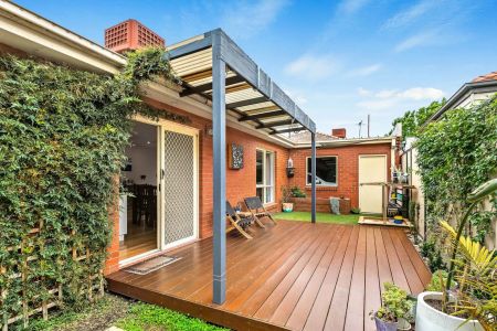 Modern low maintenance living in a prime location. - Photo 3