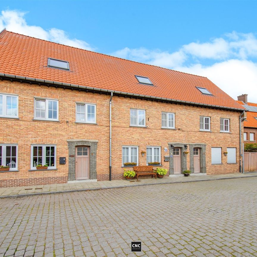 Verzorgde woning in het hart van het charmante Middelburg met een bewoonbare oppervlakte van +/- 125m². De woning beschikt over drie ruime slaapkamers, elk met veel natuurlijk licht. - Foto 1