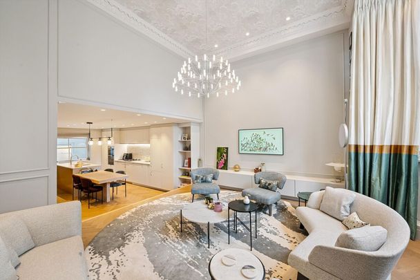 An elegantly refurbished raised ground floor apartment set within a charming period building, moments from Kensington Gardens - Photo 1