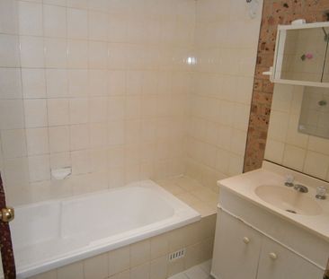 Comfortable Three Bedroom Townhouse - Photo 5