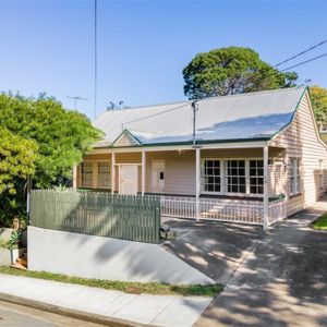 Situated in the peaceful streets of Toowong - Photo 2