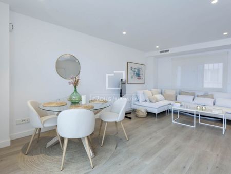 Excellent 2-bedroom penthouse with 30 m² terrace for rent in Gran Vía, Valencia - Photo 2