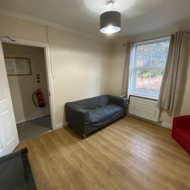 4 bedroom flat to rent - Photo 1