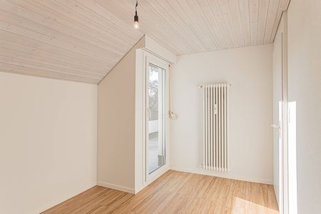 Renovierte Dachwohnung an ruhiger Lage mit traumhafter Aussicht! - Photo 2