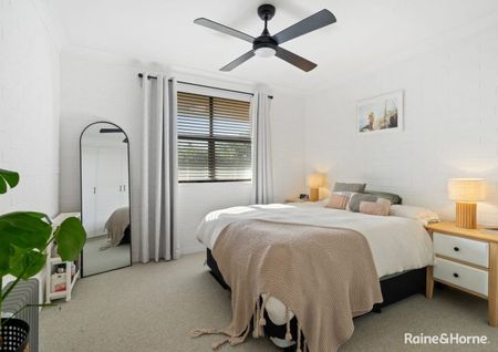Top floor renovated two bedroom apartment - Photo 2