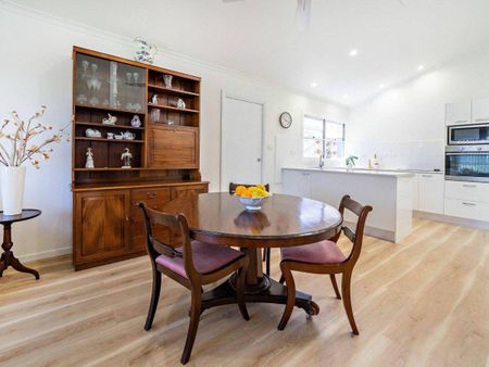 Neat and tidy FOUR bedroom duplex - Photo 3