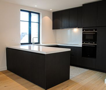 Luxueus recent nieuwbouwappartement met 2 slpks, terras en garage. - Photo 2
