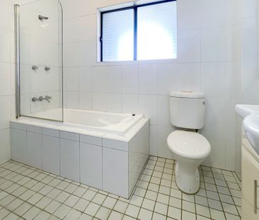 Modern two bedroom apartment with stunning city views - Photo 3