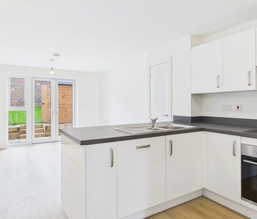 2 bedroom end of terrace house to rent - Photo 2