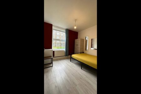 Room in a Shared Flat, Chicksand House, E1 - Photo 4
