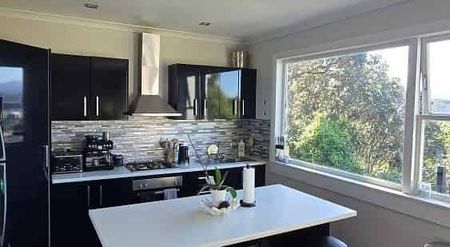 Charming 4BR Hataitai Haven w/ AC & Balcony - Photo 3