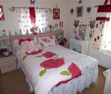 2 bedroom end of terrace house to rent - Photo 1