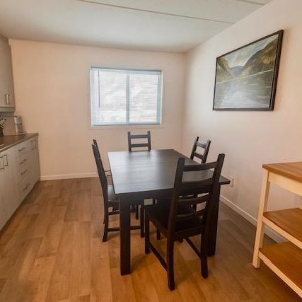 Grand 4 1/2 RÉNOVÉ en COIN, ASCENSEUR, GYM, PISCINES - INCOMPARABLE - Photo 1