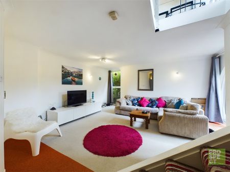 2 bedroom House in Apex Drive, Camberley - Photo 2
