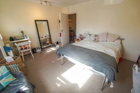 To Rent Stewart Road, Charminster, Bournemouth, BH8 £2,600 pcm Tenancy Info - Photo 5