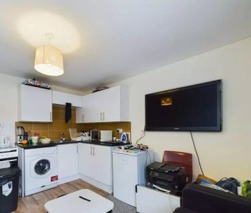 1 Bed Flat, Cardigan Gardens, LU1 - Photo 3
