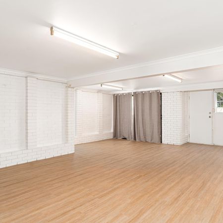 Large Beautiful Family Home - Located Near Everything! - Photo 2