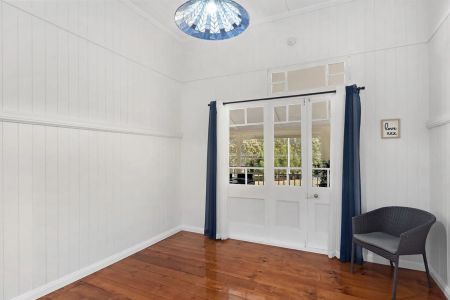 Stunning traditional Queenslander, walk to beach - Photo 5