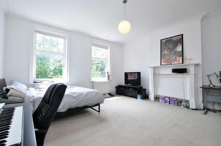 First Floor Flat Bracknell Gardens, Hampstead, NW3 - Photo 3