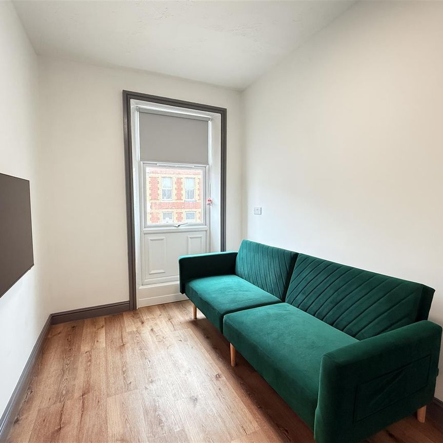 Flat B, 49 Holyhead Road - Photo 1