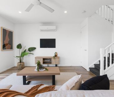 3 Bedroom Home - Walking Distance to the Beach and Shops! - Photo 1