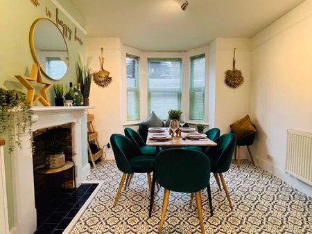 Stylish ensuite house share opposite train station The Sea Green Suite (Bedroom 4) - Photo 4