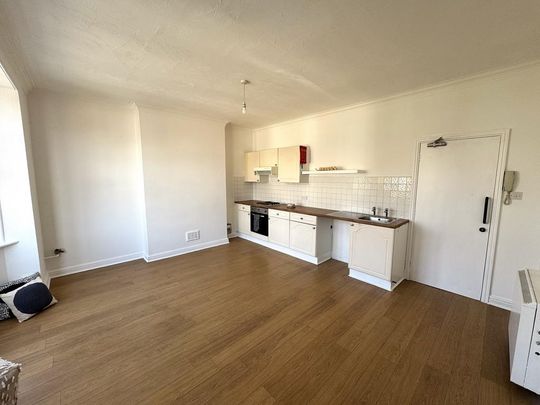 Bedsit to rent - Photo 1