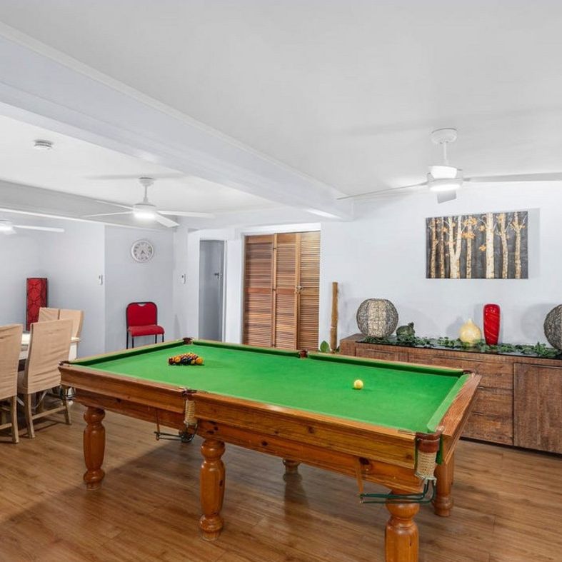 Large Family Home with a pool - Photo 1