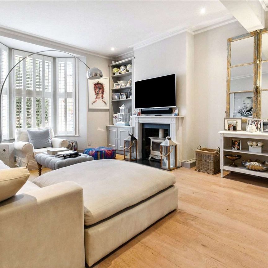 A beautifully presented five bedroom house with a larger than average rear garden. - Photo 1