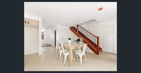 Modern 3-Bedroom Townhouse in Prime Location - Photo 2